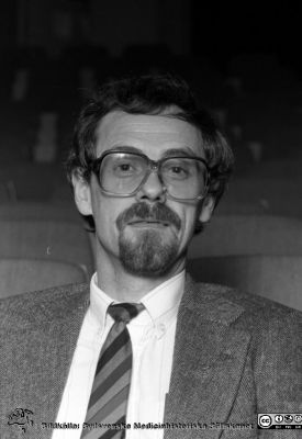 Bengt Holgersson 1984, landstingspolitiker, ny direktionsordförande
Sjukhusfotograferna i Lund. Pärm S/V neg -84. 40. 84.  Senare landshövding i Malmöhus län. Från negativ
Nyckelord: Lasarett;Lund;Universitet;USiL;Administration;Direktion;Sjukhusledning.