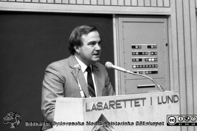 Nils-Otto Sjöberg 1984 i aulan på Lasarettet i Lund
Sjukhusfotograferna i Lund. Pärm S/V neg-84. 40. 84. Från negativ
Nyckelord: Lasarett;Lund;Universitet;Universitetsklinik;Universitetssjukhus;USiL;Gynekologi;Obstetrik;KK;Kvinnoklinik