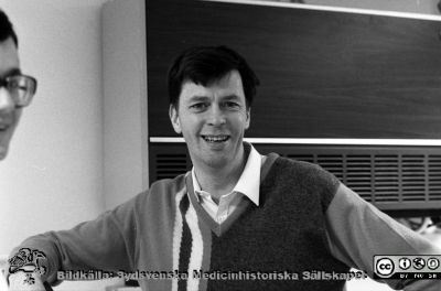 Radiofysikern professor Bertil R. Persson i Lund 1984
Sjukhusfotograferna i Lund. Pärm S/V neg-84.	31. 84. 18x24. Radiofysiska centrallab. Professor Bertil Persson, sjukhusfysiker. Från negativ
Nyckelord: Lasarett;Lund;Universitet;Universitetssjukhus;USiL;Radiofysik;MR;Magnetröntgen