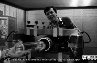 Radiofysikern professor Bertil R. Persson i Lund 1984
Sjukhusfotograferna i Lund. Pärm S/V neg-84.	31. 84. 18x24. Radiofysiska centrallab. Professor Bertil Persson, sjukhusfysiker, vid den 0,007T MR-maskin han tidigt byggde, Skandinaviens första.  Från negativ
Nyckelord: Lasarett;Lund;Universitet;Universitetssjukhus;USiL;Radiofysik;MR;Magnetröntgen