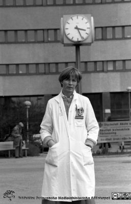 Klinikföreståndare och doktorand Barbro Gunnars. 
Sjukhusfotograferna i Lund. Pärm S/V neg-84. 30. 84. Foto 1984 på intiativ av informationschef Inger Larsson på sjukhuset inför mässan "Kvinnor kan" i Göteborg, där bilden visades på en poster, och där Barbro Gunnars redovisade sitt doktorsarbete. Detta gjordes parallellt med hennes kliniktjänstgöring, som brukligt vid denna tid. Disputationen kom 1991, och den var den andra som en sjuksköterska gjorde i Lund efter barnmorskan Anna-Karin Dykes1988. Från negativ. Färgbild från samma fototillfälle: SMHS14762.
Nyckelord: Lasarett;Lund;Universitet;Universitetsklinik;USiL;Radioterapi;Röntgen;Onkologi;Administration