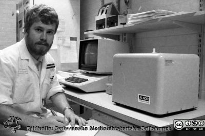 Radiofysiker Magnus Olsson analyserar prover i en NMR-spektrometer
Sjukhusfotograferna i Lund. Pärm S/V neg-84. 17. 84.   Från negativ
Nyckelord: Lasarett;Lund;Universitet;Universitetssjukhus;USiL;Radiofysik;Radiologi;Onkologi