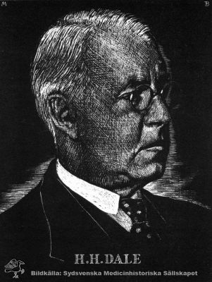 Sir Henry Hallett Dale, C.B.E., F.R.S., M.A., M.D., D. Sc., LL. D., F.R.C.P. 
Född 1875. Belönad 1936 med Nobelpriset i fysiologi eller medicin "för hans upptäckter rörande kemisk överföring av nervverkan". Reprotryck. Monterat
Nyckelord: Nobelpris;Nobelpristagare;Fysiologi;Medicin;Neurotransmission;Neurotransmittor;Neurobiologi;Reprotryck;Monterat;Kapsel 12