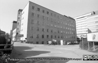 Blockets baksida (E-blockets fasad mot norr) före ombyggnad. Foto 1984.
Sjukhusfotograferna i Lund. Pärm S/V neg-84. Blockets baksida (E-blockets fasad mot norr) före ombyggnad. Vy mot söder. Från negativ.
Nyckelord: Lasarettet;Lund;Universitetssjukhus;USiL;Laboratorium;E-blocket;C-blocket