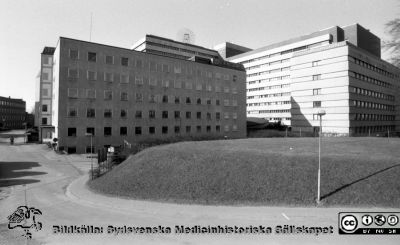Blockets baksida (E-blockets fasad mot norr) före ombyggnad. Foto 1984.
Sjukhusfotograferna i Lund. Pärm S/V neg-84. Blockets baksida (E-blockets fasad mot norr) före ombyggnad. AB-blocket längst till höger. Vy mot sydväst. Från negativ.
Nyckelord: Lasarettet;Lund;Universitetssjukhus;USiL;Laboratorium;E-blocket;C-blocket;AB-blocket