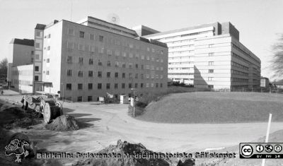 Blockets baksida (E-blockets fasad mot norr) före ombyggnad. Foto 1984.
Sjukhusfotograferna i Lund. Pärm S/V neg-84. Blockets baksida (E-blockets fasad mot norr) före ombyggnad. AB-blocket längst till höger. Vy mot sydväst. Administrationsbyggnaden skymtar bortom AB-blocket. Från negativ.
Nyckelord: Lasarettet;Lund;Universitetssjukhus;USiL;Laboratorium;E-blocket;C-blocket;AB-blocket