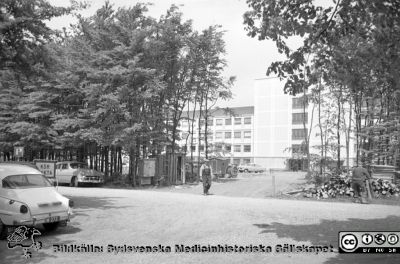 Dungen mellan ögonkliniken och folkskoleseminariet
Pärm Lasarettsfoto, interiörer och exteriörer m.m. 1958 - 1960. LAS. Exteriör, 61. 23. Foto 1961. AB-blocket och den första delen av lab-blockt har byggts. Hålet för det nya centralblocket skall snart börja grävas. Från negativ.
Nyckelord: Lasarett;Lund;Universitet;Universitetssjukhus;USiL;Centralblocket;Träddunge