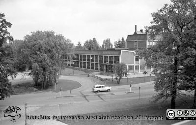 Adminisstrationsbyggnaden med post och apotek mm, från sydväst
Pärm Lasarettsfoto, interiörer och exteriörer m.m. 1958 - 1960. LAS. Exteriör, 1961. 24. Fotografen har stått ett par våningar upp på dåvarande barnkliniken. Från negativ, flik 1960. 
Nyckelord: Lasarett;Lund;Universitet;Universitetssjukhus;USiL;Administration;Post;Apotek