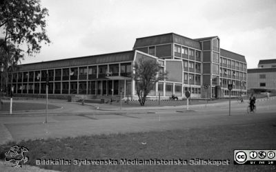 Den nybyggda adminisgtrationsbyggnaden med post och apotek, från sydväst
Pärm Lasarettsfoto, interiörer och exteriörer m.m. 1958 - 1960. LAS. Exteriör, 1961. 24.  Från negativ, flik 1960. Ej monterat
Nyckelord: Lasarett;Lund;Universitet;Universitetssjukhus;USiL;Administration;Post;Apotek