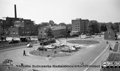 Vy mot sydväst 1961 från någon av de övre våningarna på AB-blocket
Pärm Lasarettsfoto, interiörer och exteriörer m.m. 1958 - 1960. LAS. Exteriör, 1961. 24.  Från vänster radiologiska kliniken, käkkirurgiska kliniken, barnkliniken och vaktästarbyggnad från folkskoleseminariets tid. Från negativ, flik 1960
Nyckelord: Lund,Lasarett;Universitet;Universitetsklinik USiL;Parkering