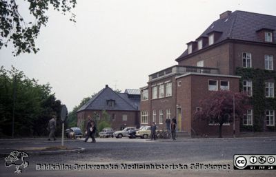 Vy västerut från valvbågarna mellan medicinska och reumatologiska klinikerna
Pärm Lasarettsfoto, interiörer och exteriörer m.m. 1958-1960. Foto 1960. Till höger öronkliniken och i fonden maskinhuset (gamla panncentralen av år 1918). Dåvarande medicinska kliniken döljer sig bakom buskagen till vänster. Från negativ
Nyckelord: Lasarett;Lund;Universitet;Universitetssjukhus;USiL;Maskin;Medicin;_Öron;_ÖNH;Klinik;Bygge