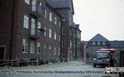 Schaktning för öronklinikens nya annex
Pärm Lasarettsfoto, interiörer och exteriörer m.m. 1958-1960. Foto 1960. I bakgrunden dåvarande medicinska kliniken. Från negativ
Nyckelord: Lasarett;Lund;Universitet;Universitetssjukhus;USiL;Medicinsk;_Öron;_ÖNH;Klinik;Bygge