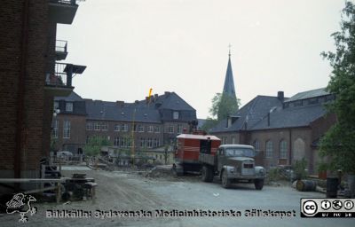 Schaktning för öronklinikens nya annex
Pärm Lasarettsfoto, interiörer och exteriörer m.m. 1958-1960. Foto 1960. I bakgrunden dåvarande medicinska kliniken. Från negativ
Nyckelord: Lasarett;Lund;Universitet;Universitetssjukhus;USiL;Medicinsk;_Öron;_ÖNH;Klinik;Bygge