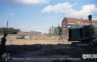 Grunden läggs för laboratorieblocket 1960, Lasarettet i Lund
Pärm Lasarettsfoto, interiörer och exteriörer m.m. 1958 - 1960. Gropen som C-blocket skall växa upp i har böjrat grävas. I bakgrunden den relativt nya patologiska institutionen. Till höger dåvarande psykiatriska kliniken. Den höga skorstenen bör vara sjukhusets nya panncentral. Foto 1960. Från negativ
Nyckelord: Lasarett;Lund;Universitetssjukhus;USiL;Universitet;Psykiatrisk;Patologisk;Klinik