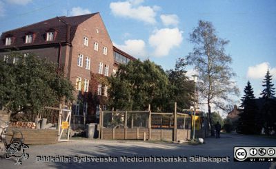 Huvudkulverten byggs 1960
Pärm Lasarettsfoto, interiörer och exteriörer m.m. 1958 - 1960. Den syd-nord-gående huvudkulverten byggs; här i gatan väster om dåvarande ortopediska kliniken. I bakgrunden skymtar dåvarande zoologiska institutionen, från 2014 byggnaden Lux vid universitetet. Foto 1960. Från negativ
Nyckelord: Lasarett;Lund;Universitetssjukhus;USiL;Universitet;Blocket;Ortopedisk;Kulvert;Klinik;Bygge