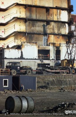 Grävning för det blivande centralblocket och fasadarbete på AB-blocket
Pärm Lasarettsfoto, interiörer och exteriörer m.m. 1958 - 1960. Gropen grävs för C-blocket. Fasaden på AB-blockets trapphus har rivits, och där skall C-blocket ansluta. Foto 1960. Från negativ. 
Nyckelord: Lund;Lasarett;Universitet;Universitetssjukhus;USiL;Blocket;Bygge;Grävning