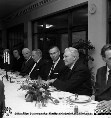 Revisionsmiddag på Lasarettet i Lund c:a 1962
Pärm Lasarettsfoto, interiörer och exteriörer m.m. Omärkt bild. Årlig revisionsmiddag på Lasarettet i Lund i centralkökets matsal c:a 1962.. Från vänster prof. Erik Essen-Möller, NN1, prof. Philip Sandblom, landstringsrådet Torsten Andrée, prof. Olle Olsson, kanske Emil Ahlkvist (s) som då var Förvaltningsutskottets ordförande, halva landshövding Gösta Netzén. Från negativ
Nyckelord: Lasarett;Lund;Universitetssjukhus;USiL;administration;Politiker;Middag;Revision;Direktion