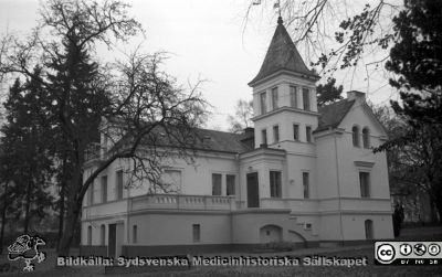 Dövskolan i Lund 1961
Pärm Lasarettsfoto, interiörer och exteriörer m.m. 1958 - 1960. Dövstumskolan 1961, inhyst i den villa som professor Ribing uppförde åt sig i slutet på 1800-talet. Från negativ. 
Nyckelord: Lund;Lasarett;Universitet;Universitetssjukhus;USiL;Döv;Dövskola;Audiologi