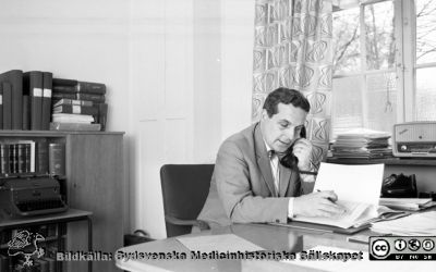 Intendent Bengt Lundquist på sitt kontor i administrtionen på södra lasarettsområdet 1960
Pärm Lasarettsfoto, interiörer och exteriörer m.m. 1958 - 1960. 18. Kontoret. Int. Avd. Från samma negativ som bildfil SMHS252_000_01. Från negativ.
Nyckelord: Lasarettet;Lund;Universitet;Universitetssjukhus;USiL;Administration;Kontor