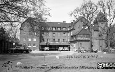 Centralköket från slutet på 1920-talet på södra lasarettsområdet. 
Pärm Lasarettsfoto, interiörer och exteriörer m.m. 1958 - 1960. 17. Lokaler. Fasad mot öster. På de övre våningarna låg också personalmatsalar. Foto 1960. Från negativ.
Nyckelord: Lasarettet;Lund;Universitetssjukhus;USiL;Kök;Centralkök