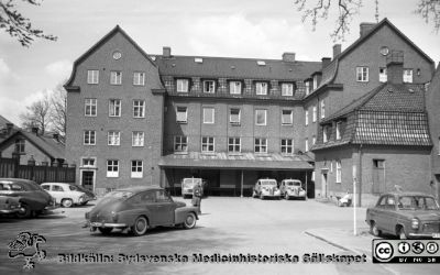 Centralköket från slutet på 1920-talet på södra lasarettsområdet. 
Pärm Lasarettsfoto, interiörer och exteriörer m.m. 1958 - 1960. 17. Lokaler. På de övre våningarna låg också personalmatsalar. Foto 1960. Från negativ.
Nyckelord: Lasarettet;Lund;Universitetssjukhus;USiL;Kök;Centralkök