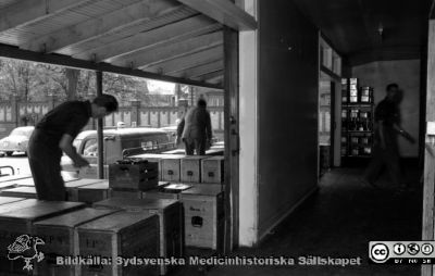 Matlådor lastas ut från centralköket på södra lasarettsområdet, 1960
Pärm Lasarettsfoto, interiörer och exteriörer m.m. 1958 - 1960. 17. Lokaler. Matlådor på utlastningsbryggan på centralköket från 1920-talet på södra lasarettsområdet. Foto 1960. Från negativ.
Nyckelord: Lasarettet;Lund;Universitet;Universitetssjukhus;USiL;Kök;Centralkök;Matlådor;Matlåda;Transport