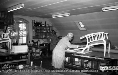 I tapetserarverkstaden på södra lasarettsområdet 1960
Pärm Lasarettsfoto, interiörer och exteriörer m.m. 1958 - 1960. 17. Lokaler, Las. 1960. Möbel- och tapetserarverkstaden på södra lasarettsområdet. Bild 101104-045 i kapsel 26 på Regionarkivet kommer från samma negativ. Från negativ
Nyckelord: Lund;Lasarett;Universitet;Universitetssjukhus;USiL;MTA;tapetserare;Möbler;Verkstad