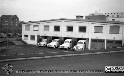 Ambulansgaraget på Lasarettet i Lund 1958
Pärm Lasarettsfoto, interiörer och exteriörer m.m. 1958 - 1960. Ambulansgaraget vid nya panncentralen. De nya sjusköterskebostäderna vid Getingevägen till vänster i bilden. Foto i juni 1958. Från negativ.
Nyckelord: Lasarettet;Lund;Universitet;Universitetssjukhus;USiL;Ambulans;Garage;Sjuksköterske;Bostäder;Panncentral