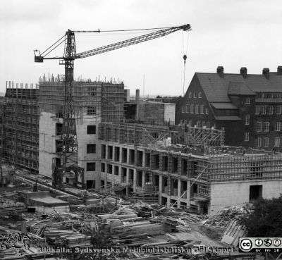 AB-blocket under byggnad 1958
Pärm Lasarettsfoto, interiörer och exteriörer m.m. 1958 - 1960. Gamla folkskoleseminariet till höger i bakgrunden. Foto i juni 1958. Från negativ
Nyckelord: Lasarettet;Lund;Universitet;Universitetssjukhus;USiL;Bygge;Centralblocket