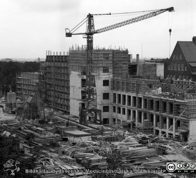 AB-blocket under byggnad 1958
Pärm Lasarettsfoto, interiörer och exteriörer m.m. 1958 - 1960. Gamla folkskoleseminariet till höger i bakgrunden. Foto i juni 1958. Från negativ
Nyckelord: Lasarettet;Lund;Universitet;Universitetssjukhus;USiL;Bygge;Centralblocket