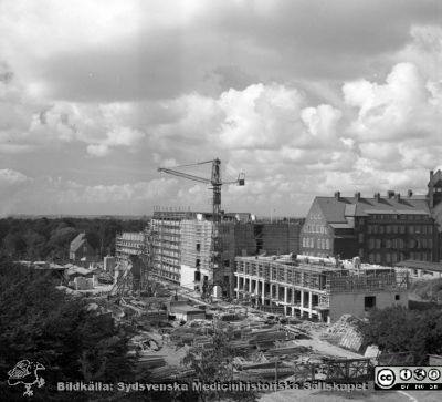 AB-blocket under byggnad 1958
Pärm Lasarettsfoto, interiörer och exteriörer m.m. 1958 - 1960. Gamla folkskoleseminariet till höger i bakgrunden. Foto i juni 1958. Från negativ
Nyckelord: Lasarettet;Lund;Universitet;Universitetssjukhus;USiL;Bygge;Centralblocket