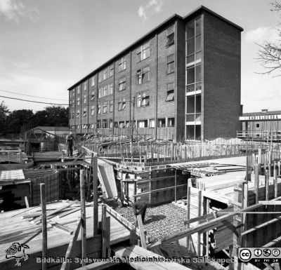 Den syd-nordgående huvudkulverten under byggnad, här vid dåvarande radiologiska kliniken
Pärm Lasarettsfoto, interiörer och exteriörer m.m. 1958 - 1960.  Foto i juni 1958. Från negativ
Nyckelord: Lasarettet;Lund;Universitet;Universitetssjukhus;USiL;Kulvert;Radiologi;Jubileums;Klinik;Onkologi