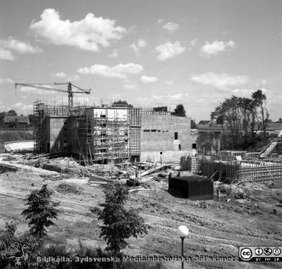 Centralblocket på Lasarettet i Lund har just börjat byggas
Pärm Lasarettsfoto, interiörer och exteriörer m.m. 1958 - 1960. Första delen av Blocket (E-blockets första del) under byggnad. juni 1958. Från negativ.
Nyckelord: lLasarettet;Lund;Universitetssjukhus;USiL;Laboratorium;Centralblocket;Bygge