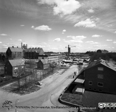 AB-blocket på Lasarettet i Lund under byggnad
Pärm Lasarettsfoto, interiörer och exteriörer m.m. 1958 - 1960. Folkskoleseminariet till vänster i bilden. Foto från dåvarande barnklinikens översta våning. 6/1958. Från negativ.
Nyckelord: Lasarettet;Lund;Universitetssjukhus;USiL;Bygge