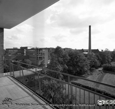 Vy mot sydost mot radiologiska kliniken 
Pärm Lasarettsfoto, interiörer och exteriörer m.m. 1958 - 1960. Foto från någon av barnklinikens övre våningar. 9/1958. Från negativ.
Nyckelord: Lasarettet;Lund;Universitetssjukhus;USiL;Barn;Pediatrisk;Radiologisk;Klinik