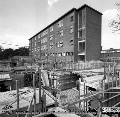 Den syd-nordgående huvudkulverten under byggnad på Lasarettet i Lund
Pärm Lasarettsfoto, interiörer och exteriörer m.m. 1958 - 1960.  Här vid dåvarande radiologiska kliniken. Foto 1958. Från negativ
Nyckelord: Lasarettet;Lund;Universitet;Universitetssjukhus;USiL;Kulvert;Radiologi;Jubileums;Klinik;Onkologi