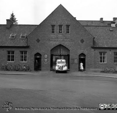 Norra entrén ("Nya entrén") till Lasarettet i Lund 
Pärm Lasarettsfoto, interiörer och exteriörer m.m. 1958 - 1960. Här fanns länge lasarettets administrationslokaler fram till c:a 1960, då det nya administrationshuset stod färidgt. Huvudentrén flyttades ungefär samtidigt dit. Ambulansen är tidstypisk, liksom portvakten i valvet. Foto i september 1958. Från negativ.
Nyckelord: Lasarettet;Lund;Universitet;Universitetssjukhus;USiL;Entr;Huvudentr;Ambulans;Administration;Kontor