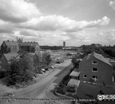 Vy österut från någon av de översta våningarna på dåvarande barnkliniken, 1958
Pärm Lasarettsfoto, interiörer och exteriörer m.m. 1958 - 1960. På den nu avröjda tomten i bildens mitt skall centralblocket på Lasarettet i Lunds mm senare resa sig. Gamla folkskoleseminariet till vänster. Tandpolikliniken till höger. Gamla vattentornet i bakgrunden till sammans med psykiatriska kliniken till höger. Foto i augusti 1958. Från negativ.
Nyckelord: Lasarettet;Lund;Universitet;Universitetssjukhus;USiL;Centralblocket;Barn;Pediatrisk;Psykiatrisk;Klinik;Odontologi;Tandpoliklinik