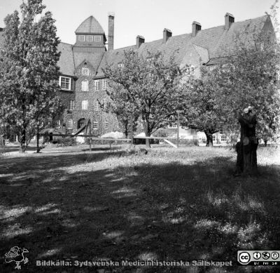 Folkskoleseminariet från sydväst
Pärm Lasarettsfoto, interiörer och exteriörer m.m. 1958 - 1960. Huvudingången mitt i bilden, men en grävmaskin skymmer lite. En del av den omfattande parken finns kvar. Foto 1958. Seminariet avvecklades successivt 1960 - 1963. Från negativ.
Nyckelord: Lasarettet;Lund;Universitet;Universitetssjukhus;USiL;Folkskoleseminariet