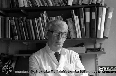 Blodcentralsläkaren docent Bengt Löw 1984
Sjukhusfotograferna i Lund. Pärm S/V neg.-84. Från negativ.
Nyckelord: Lasarettet;Lund;Universitetssjukhus;USiL;Blodcentral;Laboratorium