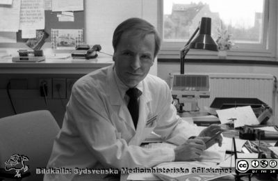 Professor Carl-Magnus Eneroth 1984
Sjukhusfotograferna i Lund. Pärm S/V neg.-84. Öronkliniken. Från negativ
Nyckelord: lLasarettet;Lund;Universitetssjukhus;USiL;Oto-Rino-Laryngologi;_ÖNH;_Öronklinik;Otologi;Otiatrik