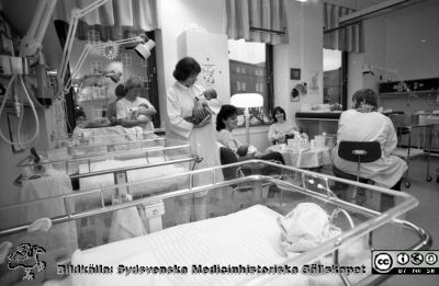 Avdelningen för nyfödda på kvinnokliniken i Lund 1986
Sjukhusfotograferna i Lund. Pärm Negativ S/V, färg-1986. 9/86. Neonatalavdelningen. Från negativ. 
Nyckelord: Lasarettet;Lund;Universitetssjukhus;USiL;Barn;Neonatal;BB;Obstetrik