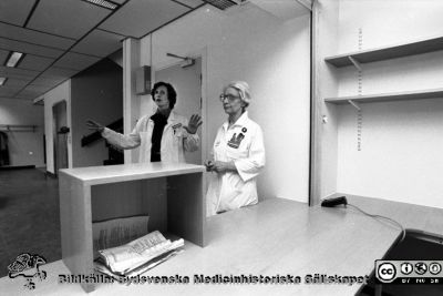 Den nya receptionen på Ögonkliniken B 1986
Pärm Negativ S/V, färg-1986. 12/86. Dr Ulla Cavallin Sjöberg och S. Marianne Jacobsson i patientreceptionen på nya ögonkliniken B i Lund (tidigare barnpsykiatriska klinikens byggnad). Från negativ.
Nyckelord: Lasarett;Lund;Universitetssjukhus;USiL;Ögon;Klinik;Oftalmologi