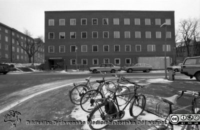 F. d. barnpsykiatriska kliniken 1986, snart Ögonkliniken B
Sjukhusfotograferna i Lund. Pärm Negativ S/V, färg-1986. Journalen, 86-02-10. 36/86.Barnpsykiatriska klinikens hus, nu på väg att bli omgjort till ögonkliniken B. Vuxenpsykiatriska kliniken till vänster. Från negativ. 
Nyckelord: Lasarettet;Lund;Universitetssjukhus;USiL;Ögon;Oftalmologi;Psykiatri;Barn;Klinik;Psykiatri