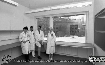 Ett nytt undersökningsrum på Ögon B 1986
Pärm Negativ S/V, färg-1986. 37/86. 86-02-15. Kliniföreståndarna Hellevi Gripvall och Irene Bjärvall tillsammans med professor Berndt Ehinger och avdelningsföreståndaren Marianne Jacobsson, i ett mottagningsrum på Ögon B, då nyrenoverat från att ha varit barnpsykiatrisk klinik. Foto inför invigningen av Ögon B. Foto lasarettsfotograferna, januari 1986. Se också bildfil 040209-08.tif. Från negativ
Nyckelord: Lasarett;Lund;Universitetssjukhus;USiL;Ögon;Klinik;Oftalmologi