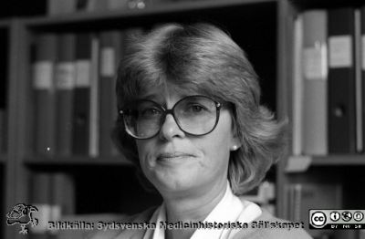 Eva Plym Forshell
Pärm Negativ S/V, färg-1986. 77/86. Administratör med övergripande funktionellt distriktsansvar för den medicinska och vårdrelaterade dokumenthanteringen och sedermera även den administrativa  dokumenthanteringen. Från negativ. 
Nyckelord: Lund;Lasarett;Universitetssjukhus;USiL;Sekreterare;Administratör