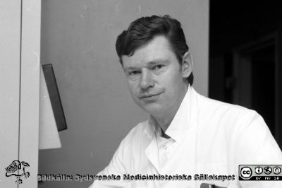 Röntgenolog professor Stig Holtås 1986
Sjukhusfotograferna i Lund. Pärm Negativ S/V, färg-1986.114-1986. Film 3. Från negativ. 
Nyckelord: Lasarettet;Lund;Universitetssjukhus;USiL;Röntgen;Rtg;MRT;Magnetröntgen