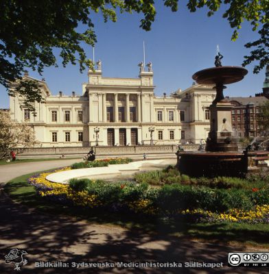 Huvudbyggnaden vid Lunds Universitet
Sjukhusfotograferna i Lund. Plast-ficka, lösa bilder, 1980-90-talen. Omärkt bild. Universitetshuset i Lund i vårlig skrud. Från positiv.
Nyckelord: Lasarett;Lund;Universitetssjukhus;USiL;Universitet;Administration