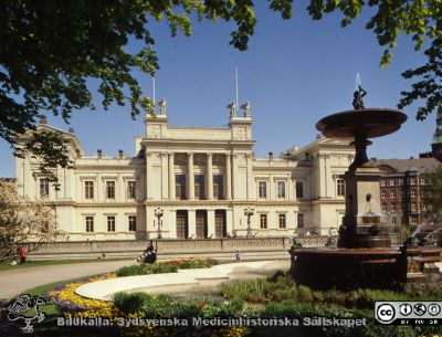 Huvudbyggnaden vid Lunds Universitet
Sjukhusfotograferna i Lund. Plast-ficka, lösa bilder, 1980-90-talen.	Omärkt bild. Universitetshuset i Lund i vårlig skrud. Från positiv.
Nyckelord: Lasarett;Lund;Universitetssjukhus;USiL;Universitet;Administration