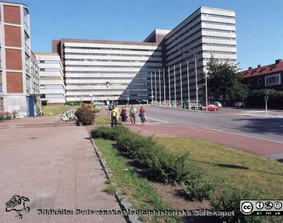 Centralblocket på Lasarettet i Lund från huvudingången
Sjukhusfotograferna i Lund. Plastficka, lösa bilder, 1980-90-talen. Exteriör av blocket, senast 1986 eftersom entrépartiet på huvudingången ännu inte är förnyat. De stora satellitantennerna på taket sattes upp 1983, och syns inte heller, så kanske är det senast 1983 bilden togs. Från positiv.
Nyckelord: Lasarettet;Lund;Universitetssjukhus;USiL;Centralblocket;Fasad